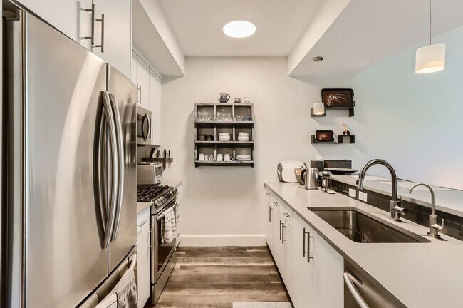 Building Photo - Modern 1 BDR Condo in Holiday Neighborhood