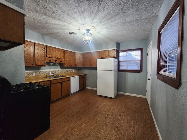 Building Photo - 3 Bedroom Home in Shawnee