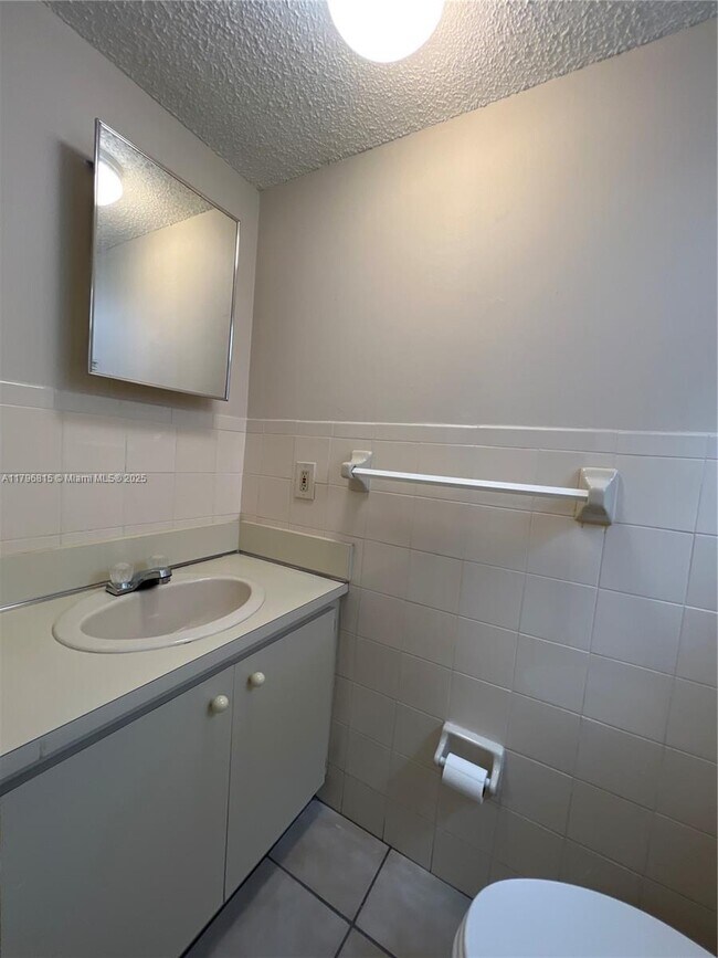 Building Photo - 2580 W 60th St