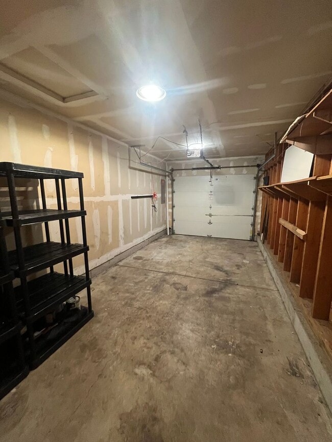 Building Photo - 2-Bedroom 1 1/2-Bathroom townhouse style d...