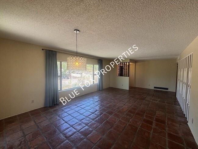 Building Photo - 6521 N Calle Padre Felipe