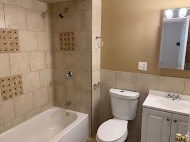 Building Photo - 16 Che