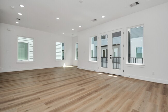 Building Photo - 3036 Live Oak St