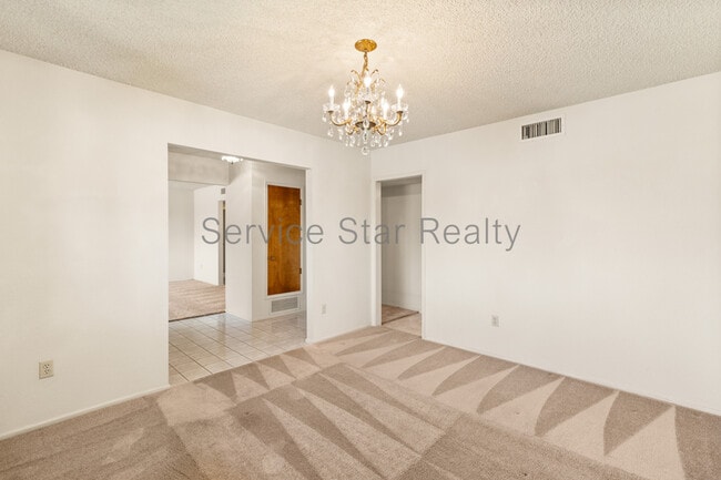 Building Photo - 4938 E Earll Dr