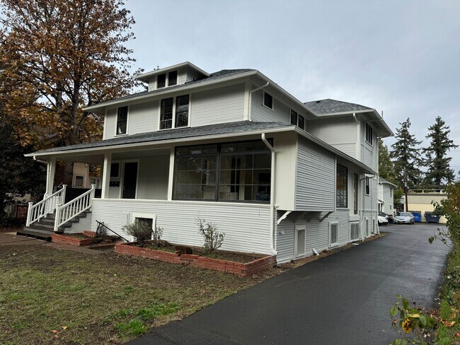 Building Photo - Studio in Downtown Eugene