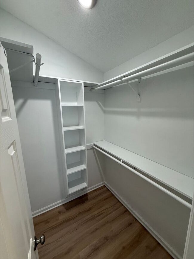 Building Photo - 3 Bedroom 2 Bath