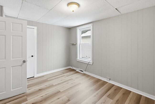 Building Photo - 14 Hacker St