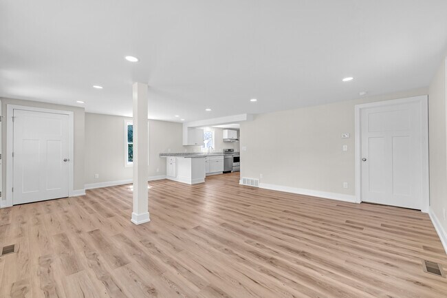 Building Photo - 9045 Hillcrest Dr