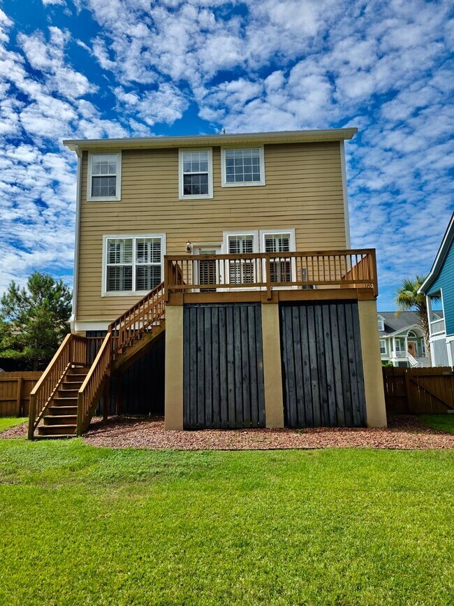 Building Photo - Elevated Four Bedroom in Rivertowne Country Club - Mt. Pleasant