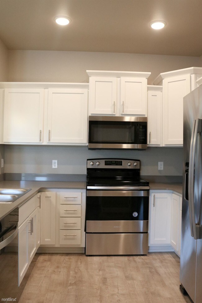 Building Photo - 2 br, 2 bath  - Maplewood Townhomes