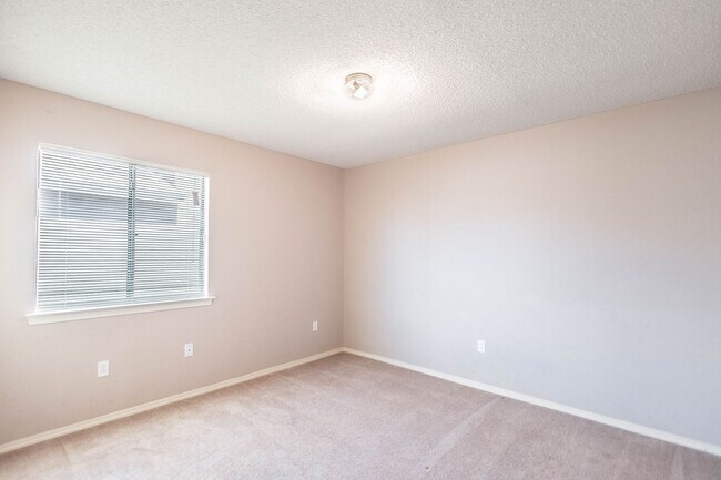 Building Photo - Lovely 3 bedroom 2 bath located in East El Paso!!