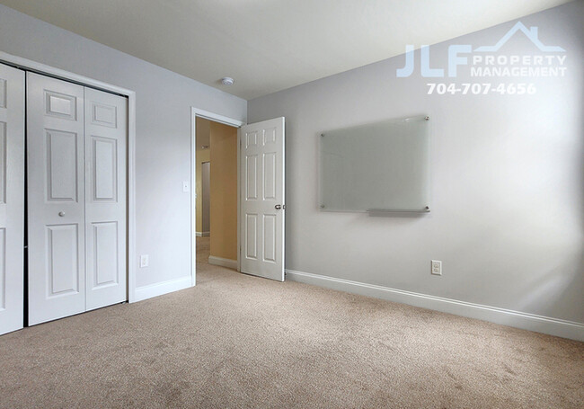 Building Photo - MOVE IN SPECIAL- 2 WEEKS FREE RENT! Fabulo...