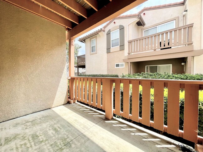 Building Photo - Beautiful Townhome in Rancho Carrillo!