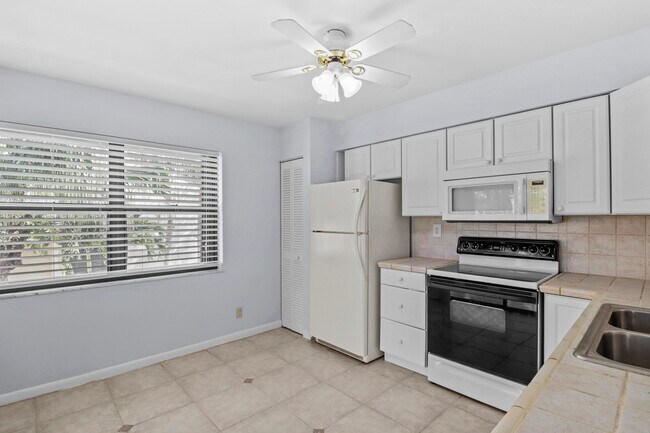 Building Photo - 3961 SW Greenwood Way