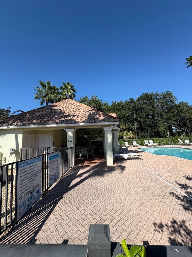 Building Photo - 3/2/1 Townhome in River Glen!  More Pics C...