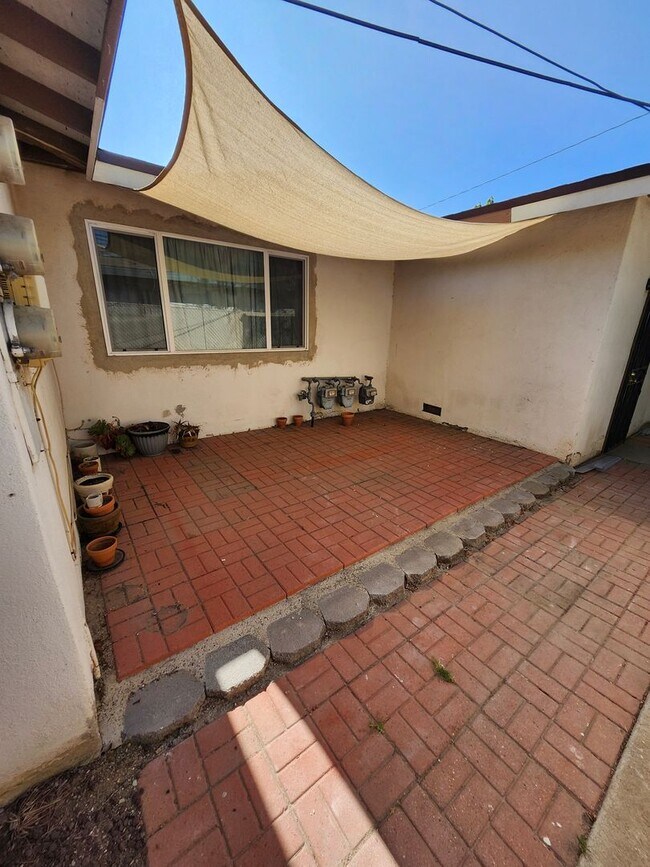 Building Photo - M-Muir Ave (triplex)