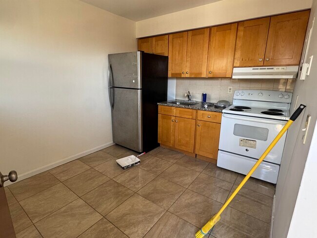 Building Photo - 81 70th St