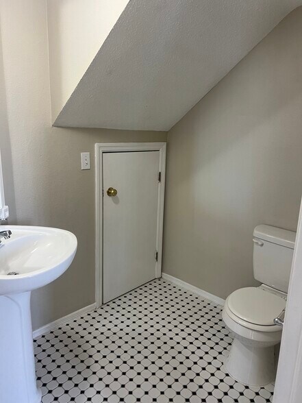 Building Photo - 2035 Fluorshire Dr