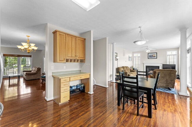 Building Photo - Welcome home to this well-maintained 4-bed...