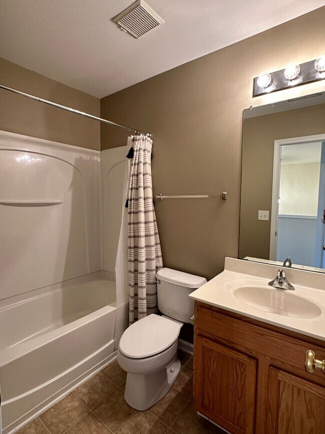 Building Photo - Three Bedroom Townhome Close to Everything
