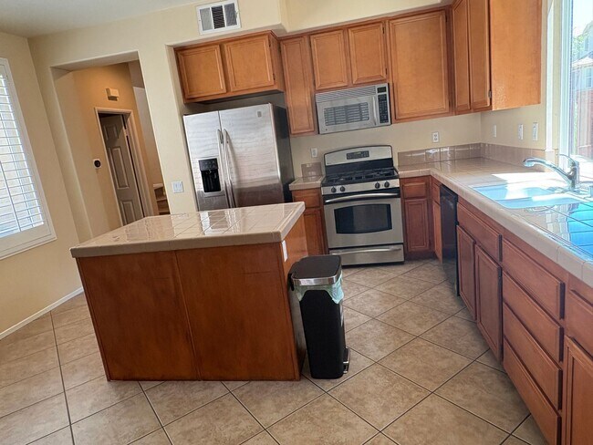 Building Photo - 3 bedroom, 2.5 bath Home located in the Gated College Lane Community in Redlands, CA