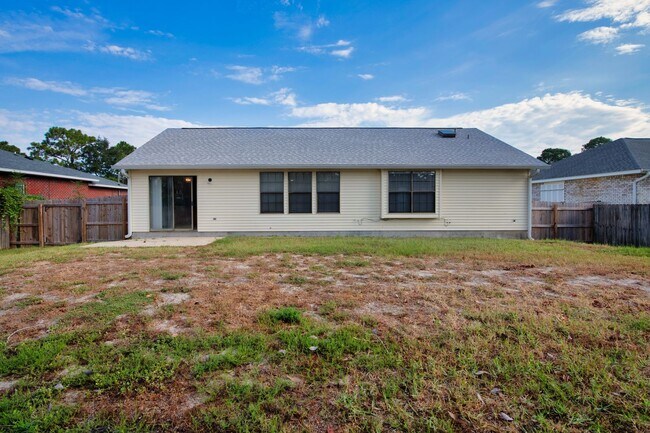 Building Photo - Charming 3BR/2BA with Fenced Yard & Commun...