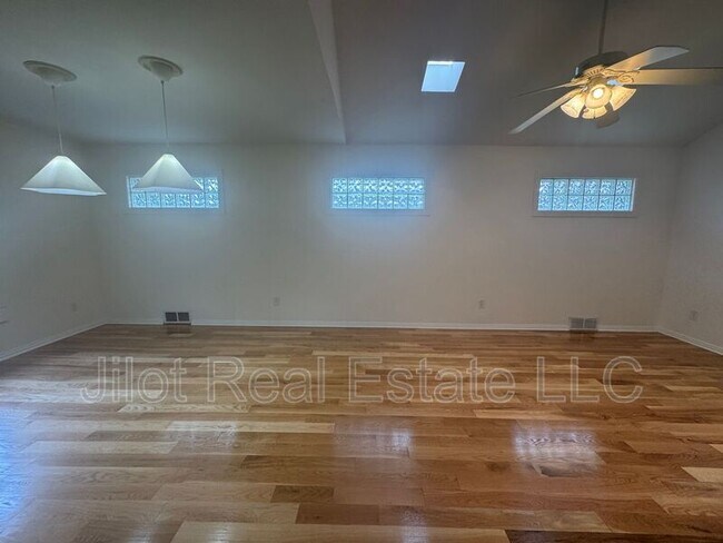 Building Photo - 466 Clifton Rd NE