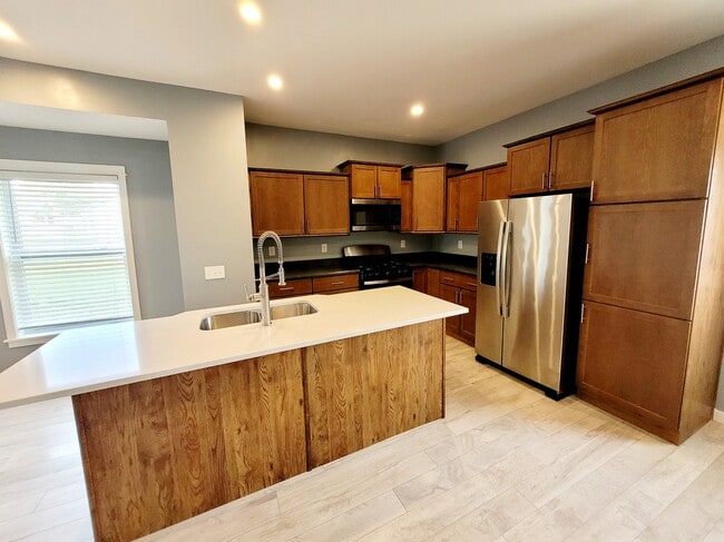 Building Photo - 729 Bates St SE