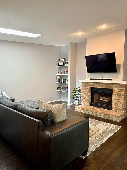 Building Photo - 5515 Pompano Dr
