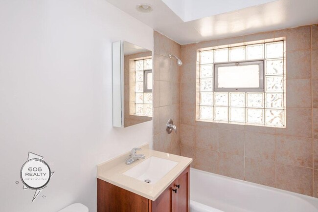 Building Photo - Bright and Sunny Cicero Apts Available!
