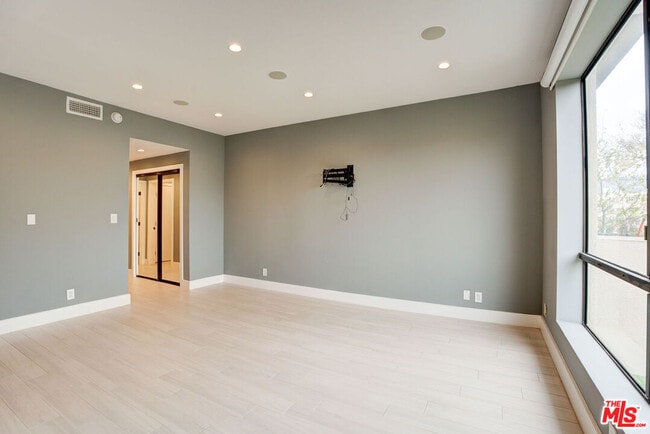 Building Photo - 423 N Palm Dr