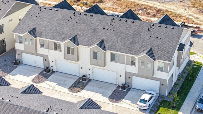 Building Photo - Beautifule New Townhome in Salem