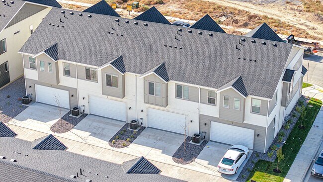 Building Photo - *No Security Deposit Required Upfront for 6 Months!  2024 Townhome. Move In Special!