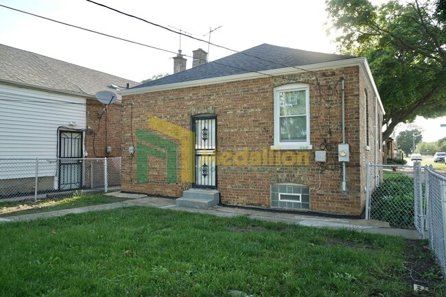 Building Photo - 9858 S Drexel Ave