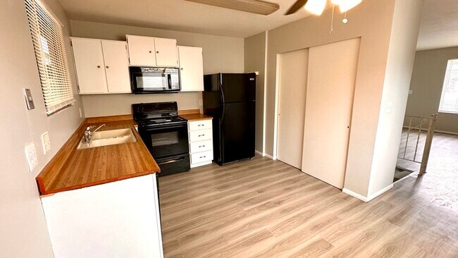 Building Photo - Remodeled 4 Bedroom Townhome!