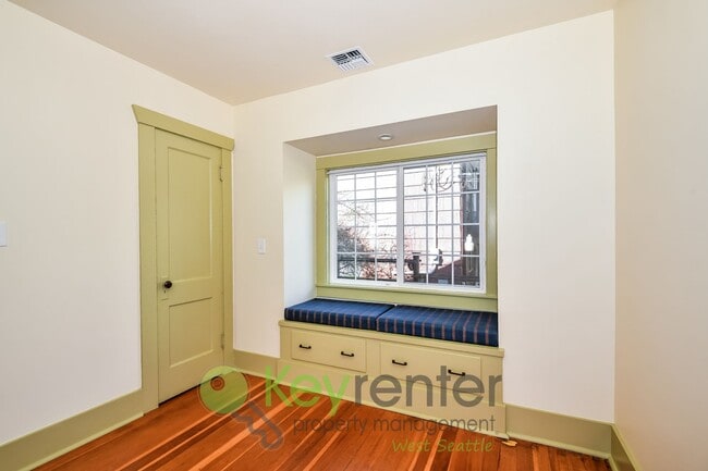 Building Photo - Executive Style 5 Bedroom with Garage and Outdoor Space