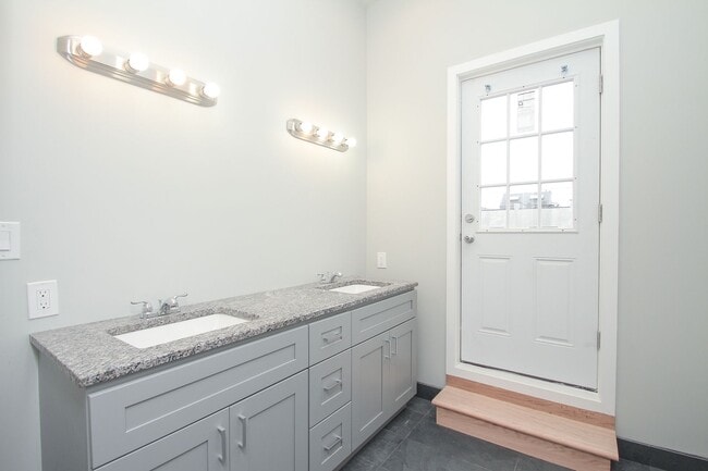 Building Photo - Large Point Breeze Home