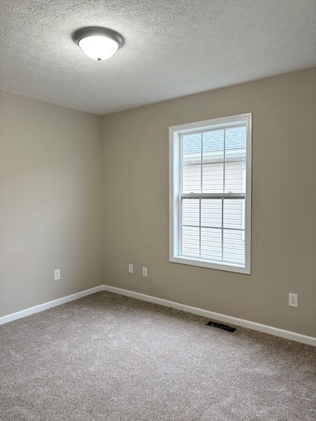 Building Photo - 3255 Cave Springs Ave
