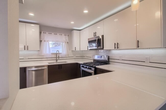 Building Photo - Modern Elegance in Denver: Recently Renovated 2BR/1BA Gem with Detached Garage and Fenced Yard!