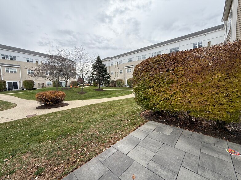 Building Photo - 211 Central St