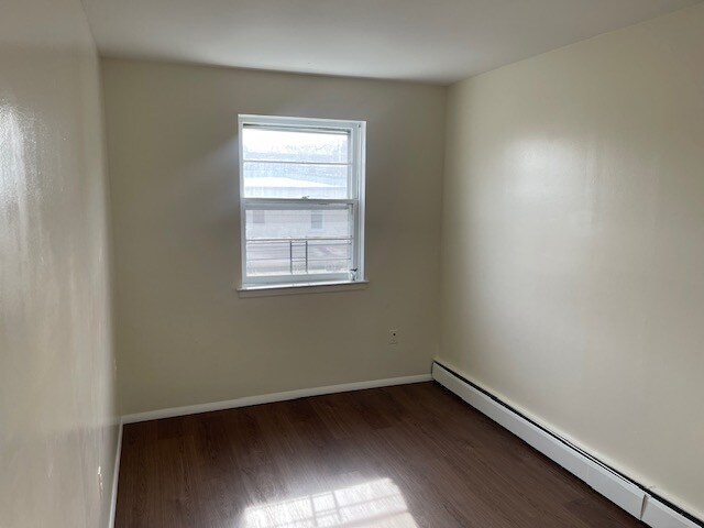 Building Photo - 750 E 83rd St