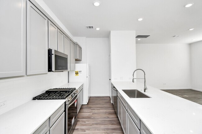 Building Photo - 5535 Holly Hvn Ct