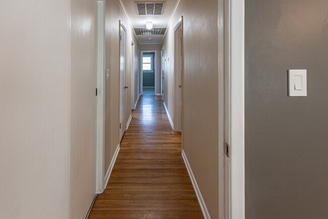 Building Photo - 3-Bed Midtown Home, Large Fenced Yard With Pool