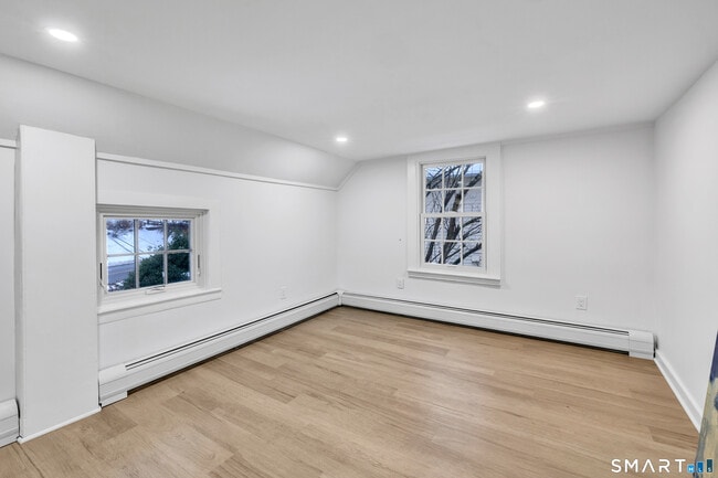 Building Photo - 315 Main St