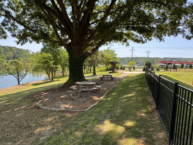 Building Photo - Fully Furnished Water front Community