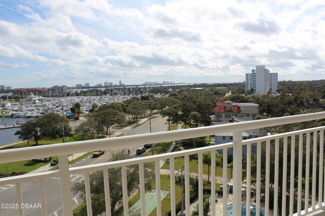 Building Photo - 404 S Beach St