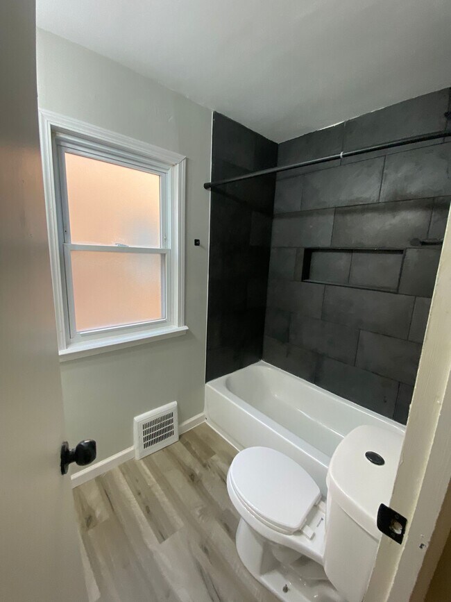 Building Photo - 4207 Wood Ave