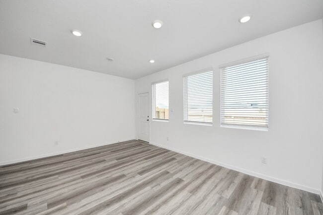 Building Photo - 6770 Bertner Ave