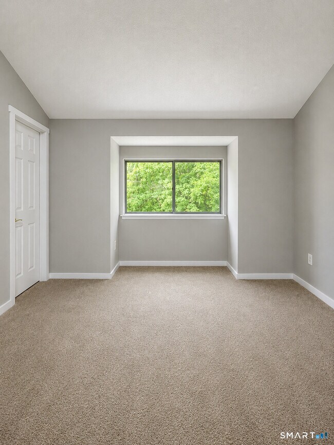 Building Photo - 12 Greenbriar Dr