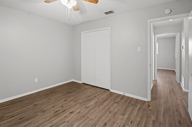 Building Photo - 7127 Gatewood Dr